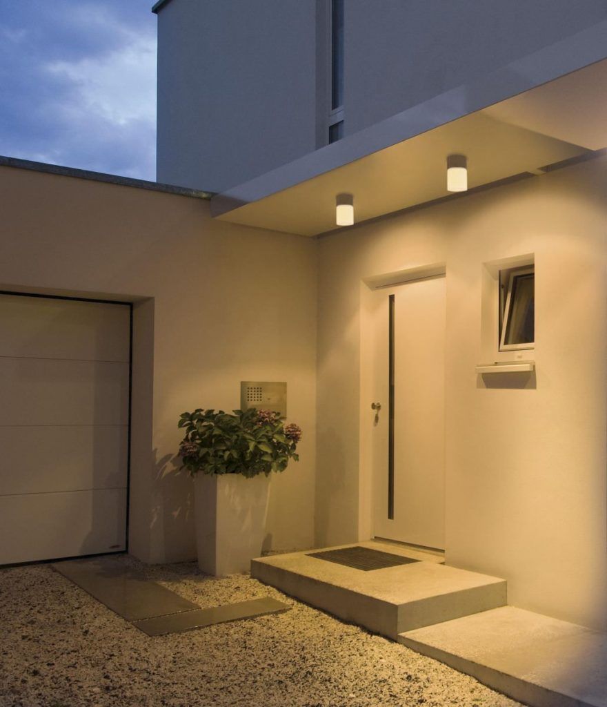 lampy sufitowe przed wejsciem