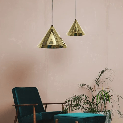 Lampa wisząca Konko Light nad fotel w salonie