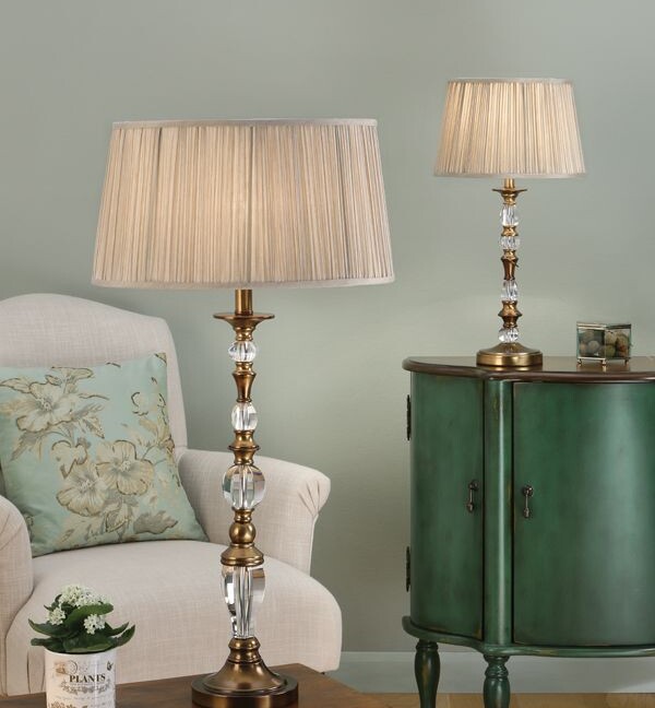Lampa stołowa Polina na kominek w salonie