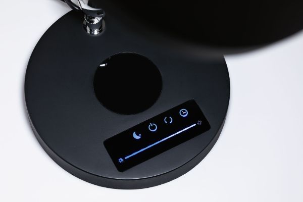 Czarna lampa biurkowa Numis - ładowanie telefonu