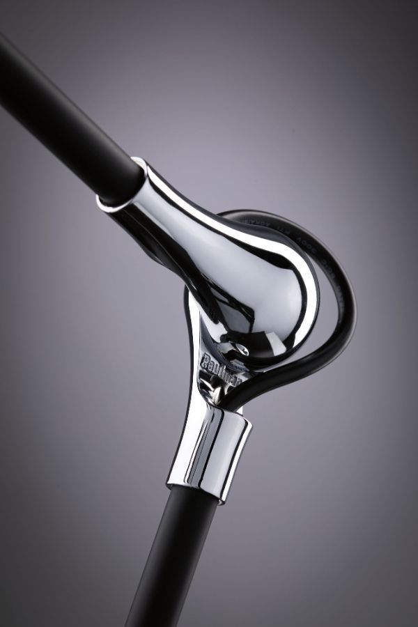 Czarna lampa biurkowa Numis - ładowanie telefonu