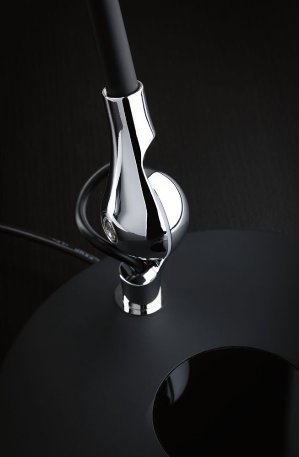 Czarna lampa biurkowa Numis - ładowanie telefonu