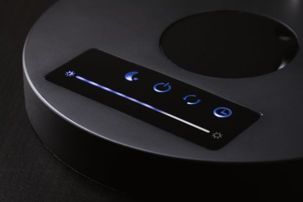 Czarna lampa biurkowa Numis - ładowanie telefonu