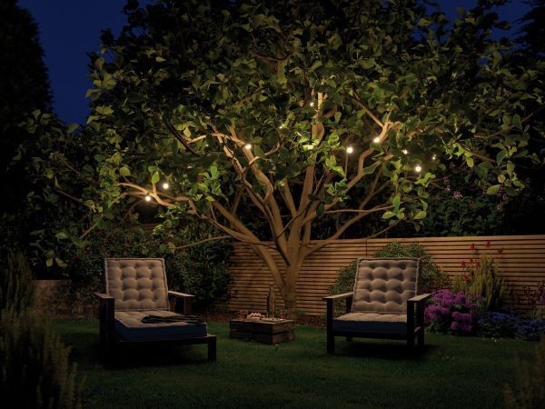 Girlanda ogrodowa Plug&Shine jako ozdoba tarasu