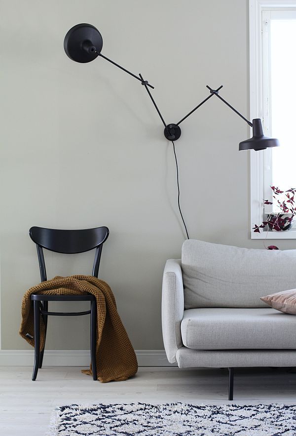 Kinkiet Arigato Double nad sofę w salonie