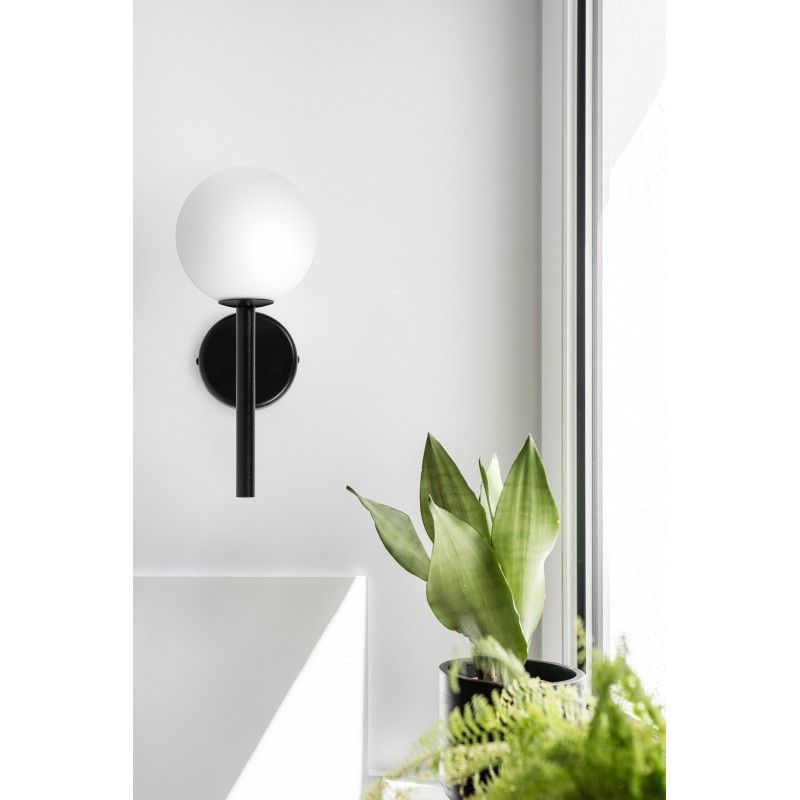 Kinkiet Kop A jako doświetlenie lustra w garderobie