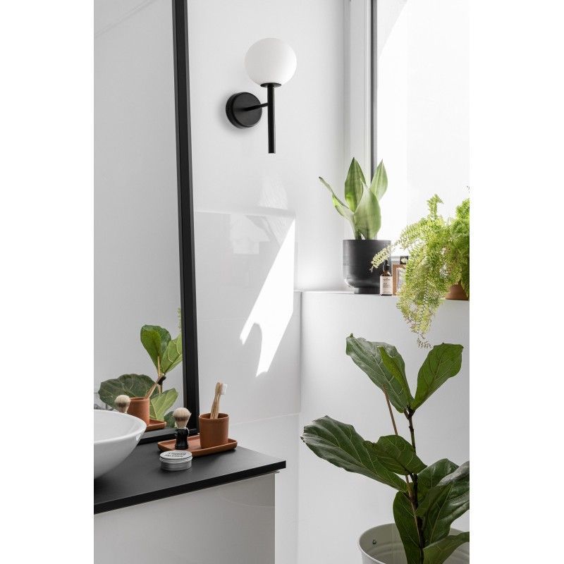 Kinkiet Kop A jako doświetlenie lustra w garderobie