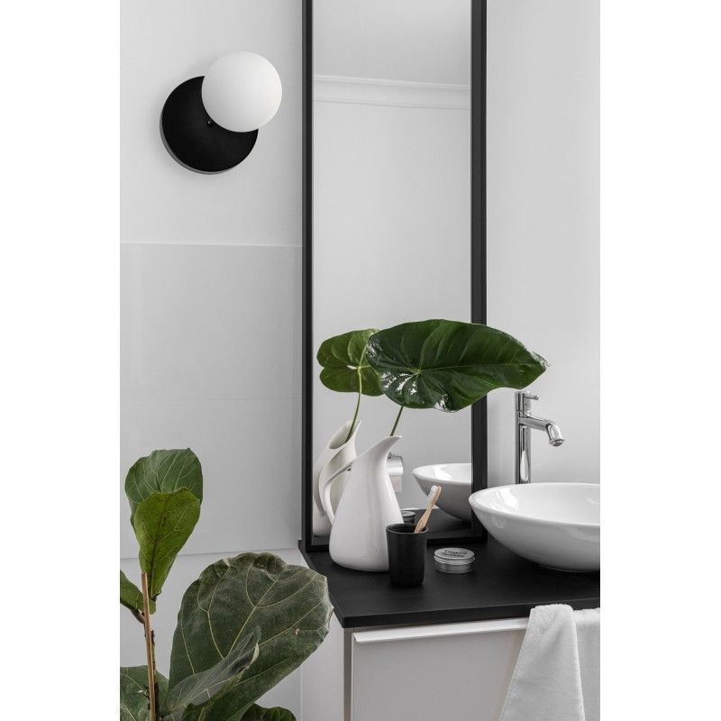 Kinkiet Refa jako doświetlenie lustra w łazience