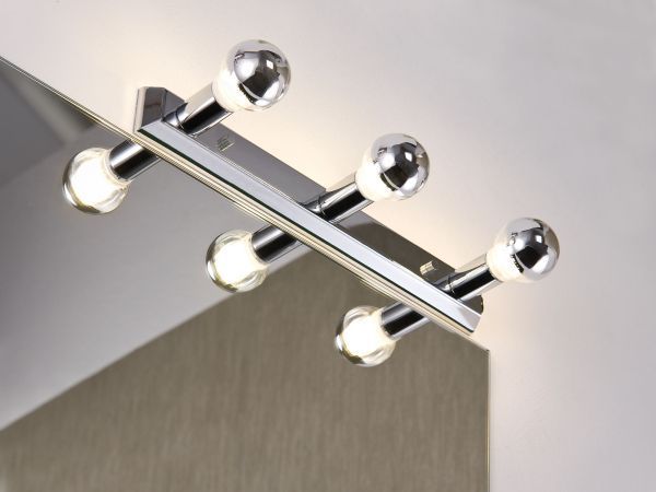 Kinkiet Regula jako oświetlenie toaletki