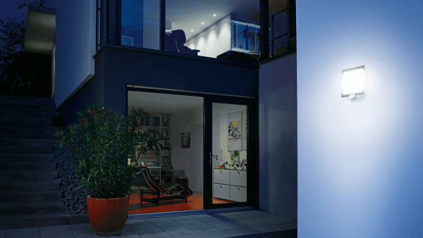 Kinkiet zewnętrzny L20 do oświetlenia wejścia do domu
