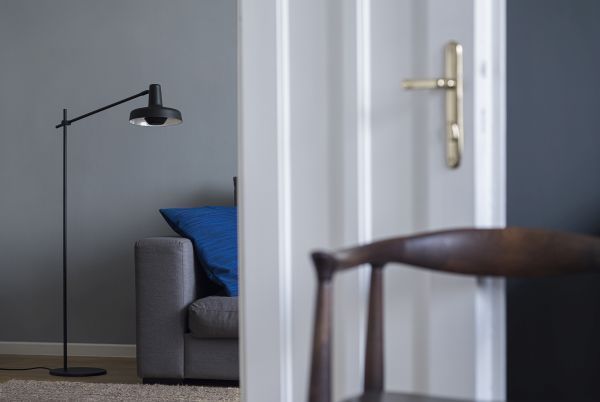 Lampa podłogowa Arigato Palace do czytania w salonie