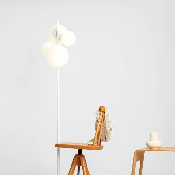 Lampa podłogowa Bloom do pięknej sypialni