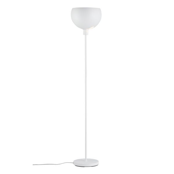 Lampa podłogowa Gambia - biała obok fotela
