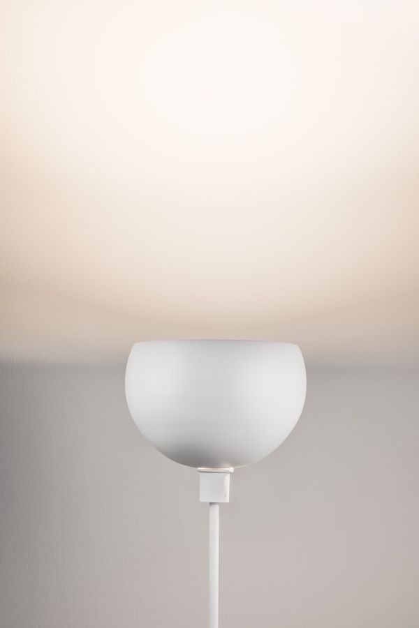 Lampa podłogowa Gambia - biała obok fotela