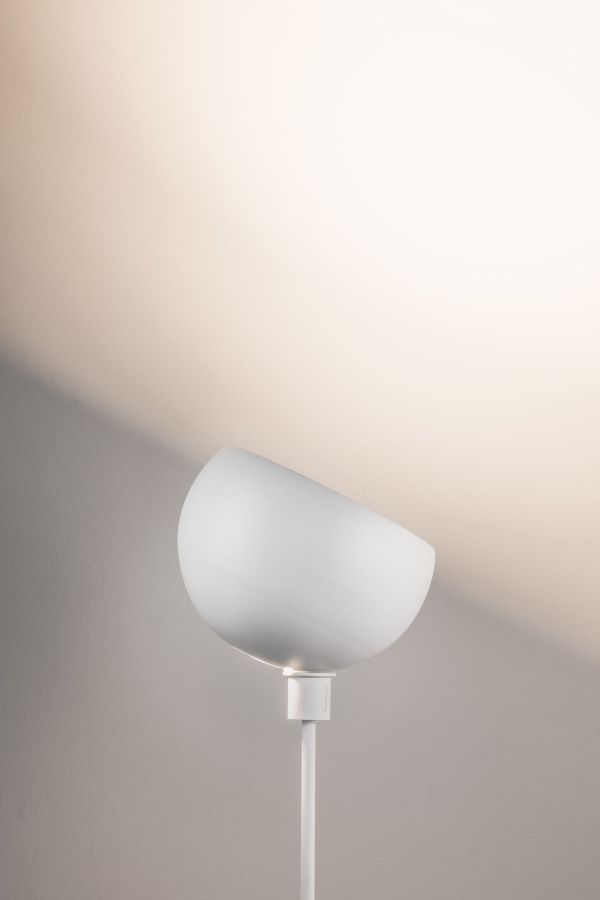 Lampa podłogowa Gambia - biała obok fotela
