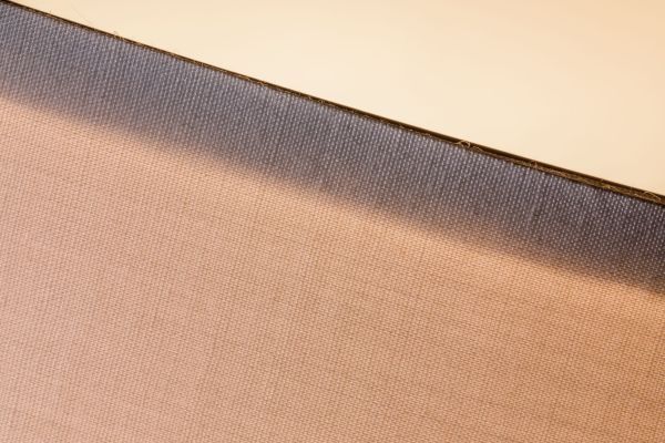 Lampa podłogowa Tessa przy fotelu w salonie