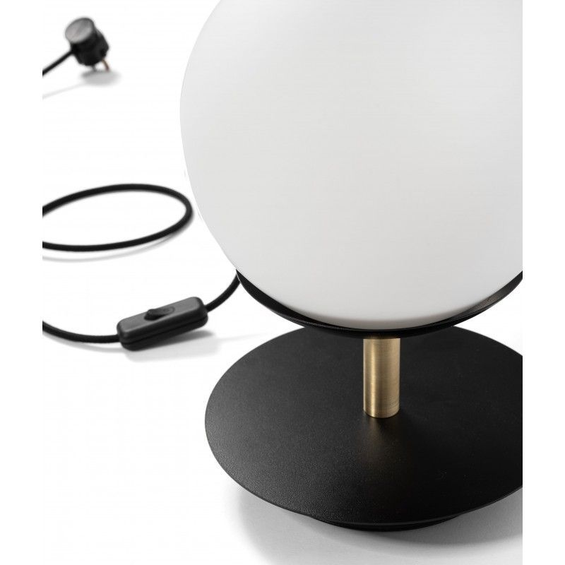 Lampa stołowa Plaat na komodę w salonie