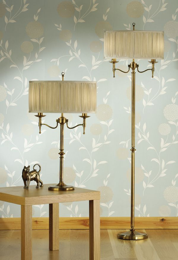 Lampa stołowa Stanford na kominek w salonie