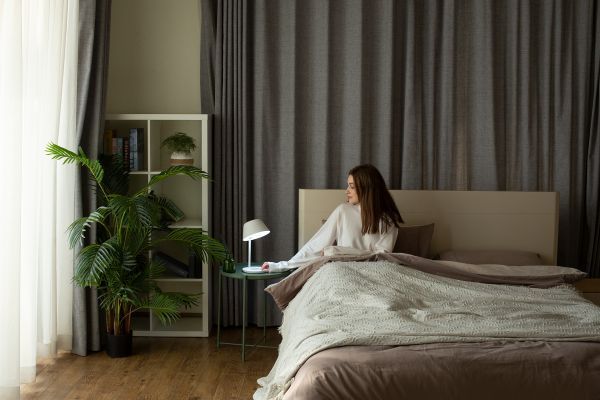 Lampa stołowa Staria Pro - LED, ładowanie indukcyjne