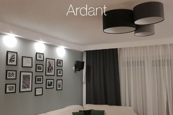 Lampa sufitowa nad stolik w salonie