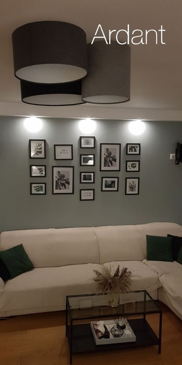 Lampa sufitowa nad stolik w salonie