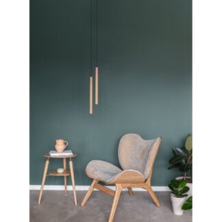 Minimalistyczne drewniane lampy wiszące Chimes z widocznymi słojami na długich przewodach (300 cm), tworzące przytulną atmosferę w skandynawskim wnętrzu z zieloną ścianą, szarym fotelem i drewnianym stolikiem.