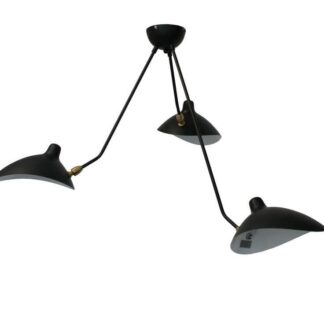 Czarne nowoczesne lampy wiszące Crane z regulowanymi ramionami nad stołem jadalnianym z kolorowymi krzesłami, obok czarno-białego obrazu wilka na białej ścianie.