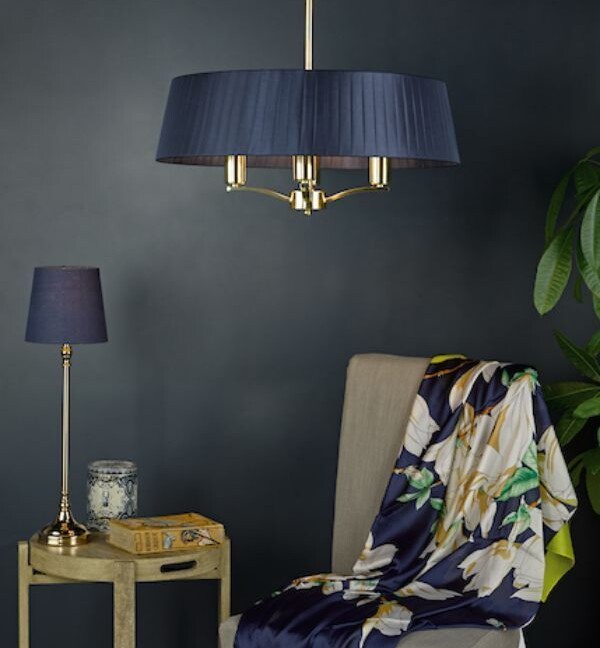 Lampa wisząca Cristin nad fotel w salonie