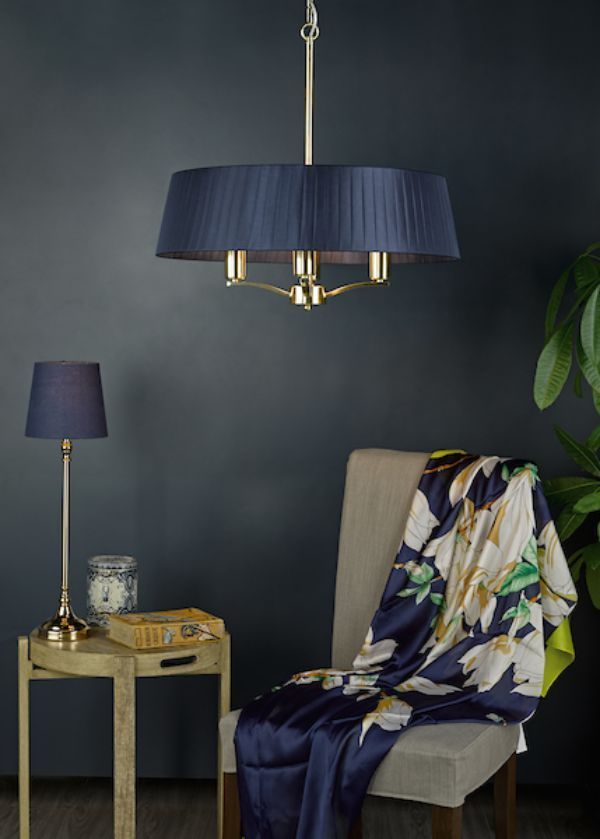 Lampa wisząca Cristin nad fotel w salonie