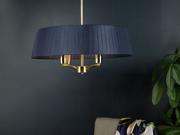 Lampa wisząca Cristin nad fotel w salonie