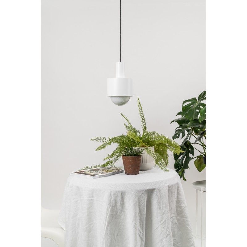 Lampa wisząca Enkel nad stolik kawowy w salonie