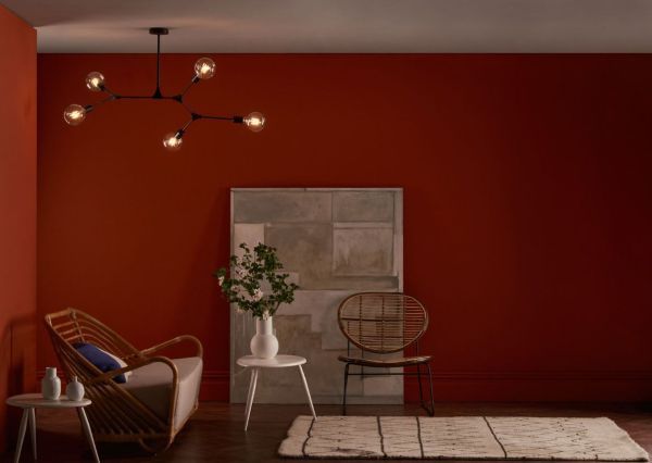 Lampa wisząca Euphemia nad fotel w salonie