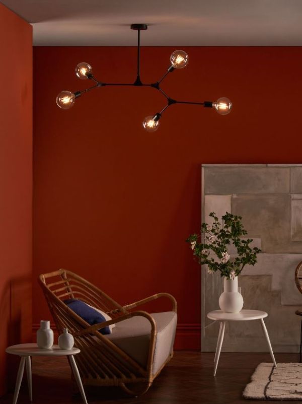 Lampa wisząca Euphemia nad fotel w salonie