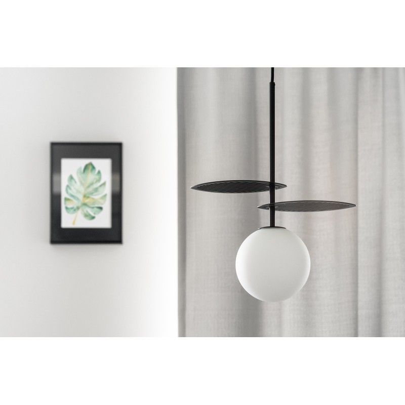 Lampa wisząca Fyllo nad stolik w salonie