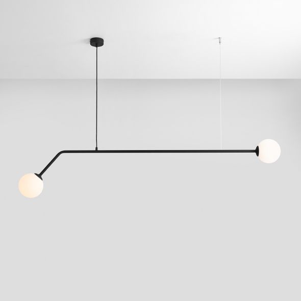 Nowoczesna lampa wisząca Pure z minimalistycznym designem. Czarna, metalowa konstrukcja w kształcie asymetrycznej litery T z dwoma białymi, kulistymi kloszami na końcach. Zawieszona na cienkiej podsufitce. Smukła forma idealna do małych salonów, nie przytłacza przestrzeni.