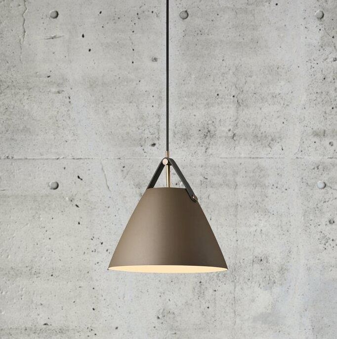 Lampa wisząca Strap 27 nad komodę w sypialni