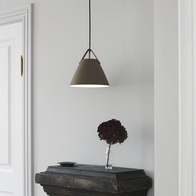 Lampa wisząca Strap 27 nad komodę w sypialni