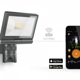 Szary naświetlacz LED z czujnikiem ruchu i wbudowaną kamerą oraz telefon z aplikacją sterującą na białym tle.
