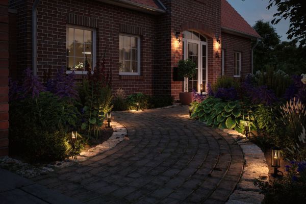 Słupek ogrodowy Plug&Shine przed wejście do domu