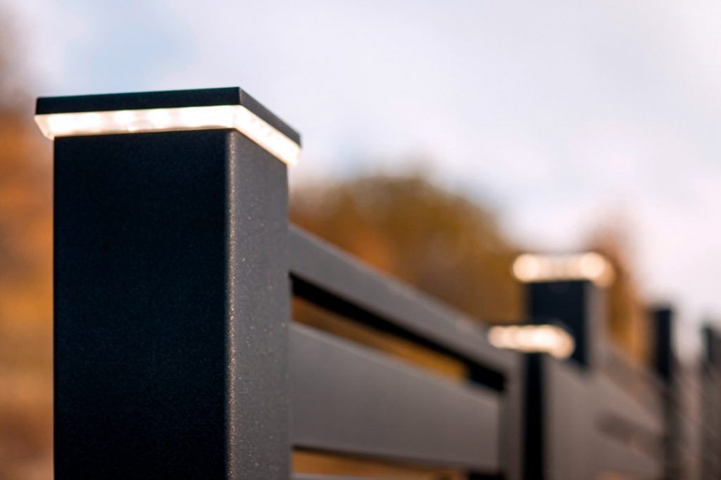 słupek ogrodzeniowy z oświetleniem