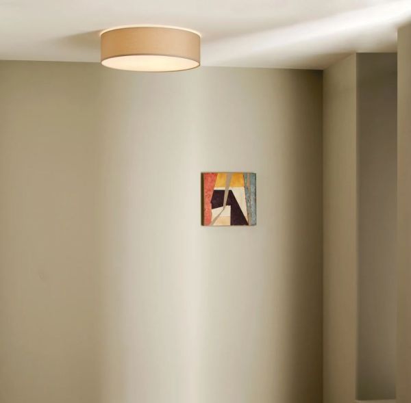biały plafon z abażurem