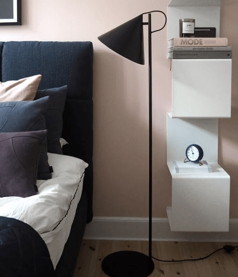 Czarne lampy stojące