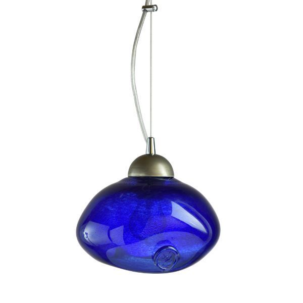 Lampa wisząca Meduse z niebieskiego, dmuchanego szkła w oryginalnym kształcie, zawieszona na eleganckiej srebrnej lince z satynowym uchwytem, idealna do nowoczesnych i eklektycznych wnętrz.
