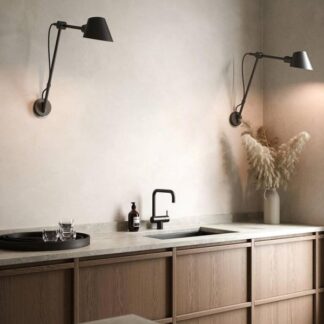 Czarne kinkiety kuchenne Stay Long DFTP z regulowanym ramieniem nad drewnianymi szafkami. Przemysłowe lampy ścienne z ruchomymi kloszami do oświetlenia blatu kuchennego. Funkcjonalne oświetlenie punktowe w minimalistycznym wnętrzu.
