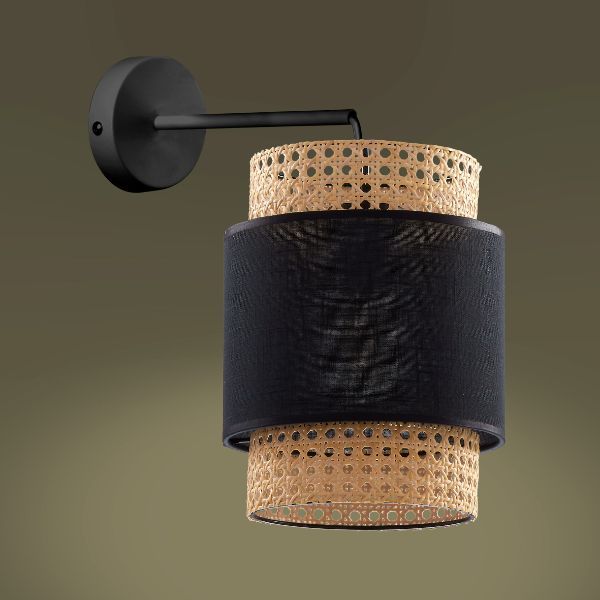 Kinkiet Boho TK Lighting z rattanowym kloszem i czarnym, tekstylnym pasem centralnym. Czarne metalowe mocowanie ścienne. Naturalny design w stylu boho, idealny do salonu i sypialni na beżowym tle.