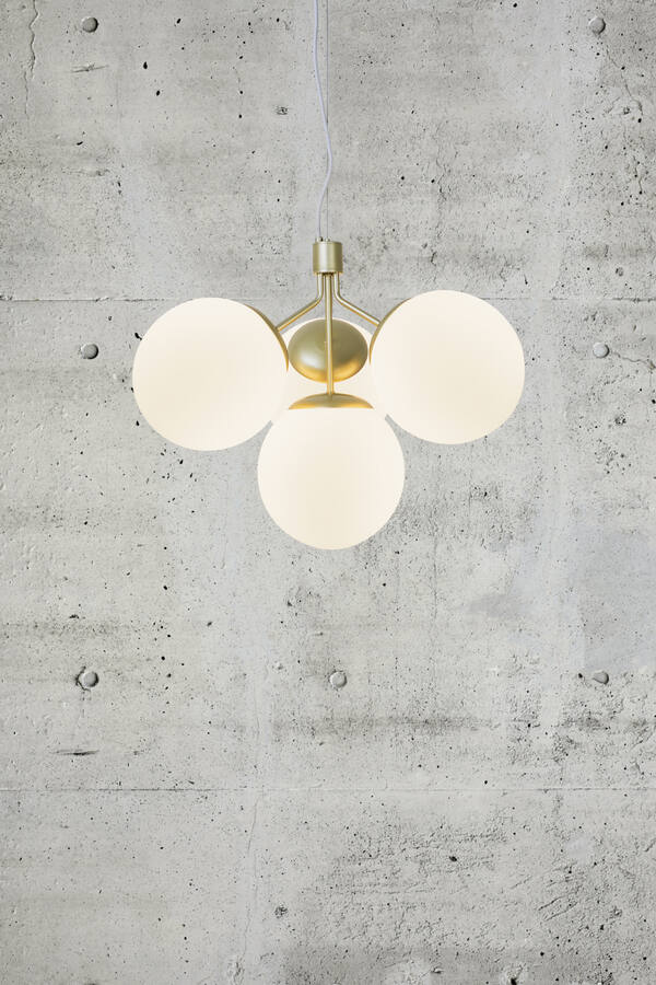 Lampa do salonu Ivona 4 ze złotym stelażem - mleczne kule