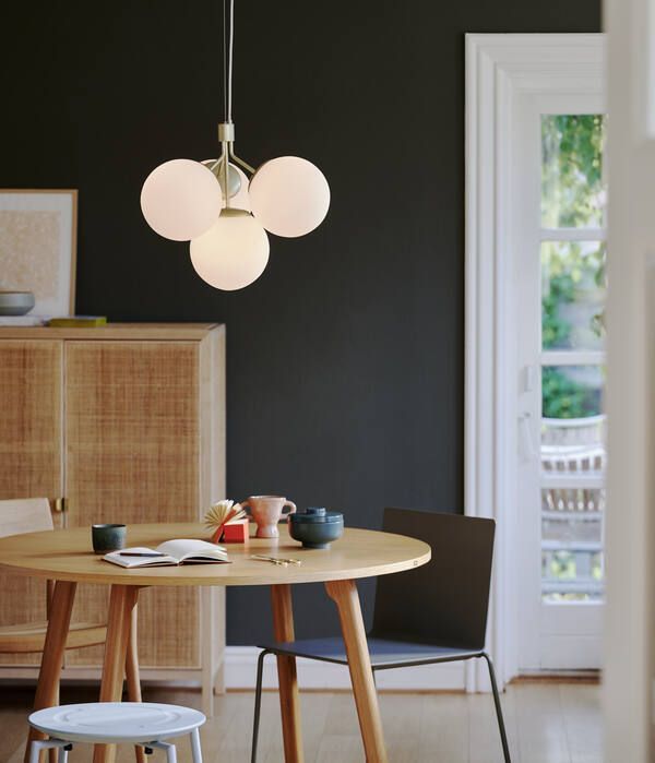 Lampa do salonu Ivona 4 ze złotym stelażem - mleczne kule