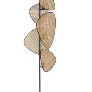 Lampa podłogowa Screen z czterema asymetrycznymi kloszami z plecionej trzciny w różnych rozmiarach, zamocowanymi na czarnym metalowym stojaku z podstawą o organicznym kształcie.