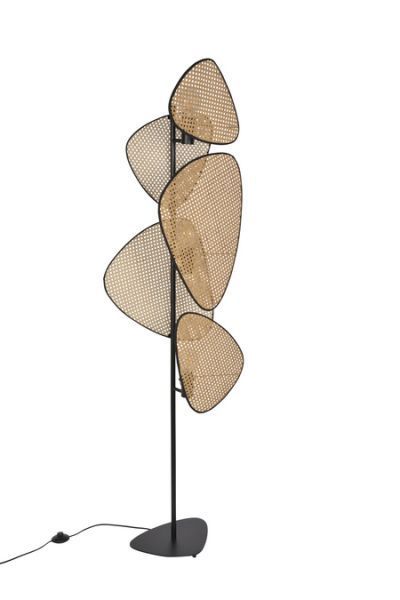 Lampa podłogowa Screen z czterema asymetrycznymi kloszami z plecionej trzciny w różnych rozmiarach, zamocowanymi na czarnym metalowym stojaku z podstawą o organicznym kształcie.