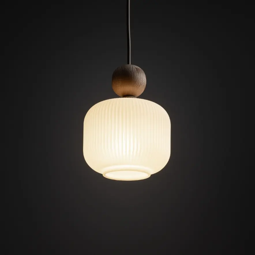 Mała lampa wisząca Ballo 15 cm, biały ryfowany klosz, drewno, 5 lat gwarancji